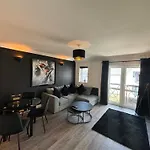 The Tipsy Turtle - Stylish 2 Bed Flat With Parking