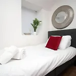 Spacious 5 Bedroom Flat-Swansea