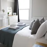 Grove Apartment With Free On Street Parking