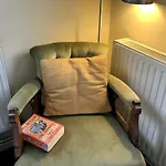 Entire 1Bed Studio With Ensuite Balcony & Parking