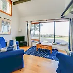 2 Bed In Cowes Ic018