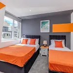 Super Central 3 Bedroom Flat Next To Brighton Beach & Shopping Center Sleep 10 Guests
