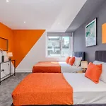 Super Central 3 Bedroom Flat Next To Brighton Beach & Shopping Center Sleep 10 Guests