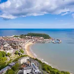Beautiful North Bay Seaside Apartment, Free Parking And Courtyard