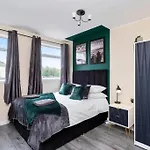 3-Bed Edinburgh Abode - Parking And Garden