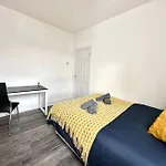 4 Bedroom 3 Bathroom & Free Parking