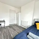 4 Bedroom 3 Bathroom & Free Parking