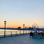 Gorgeous Central Studio With Balcony, 2 Mins To Beach And Pier