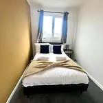 4 Bdrm 10 Min Walk To Hospital