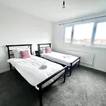 4 Bdrm 10 Min Walk To Hospital