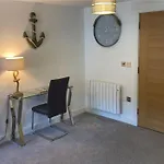 Zephyr - Bright Modern Apartment For Two