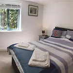 Zephyr - Bright Modern Apartment For Two