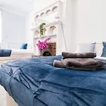 Newly Redecorated 4 Bedroom House! Free Wifi!