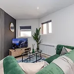 Super Central 2 Bedroom Flat Next To Brighton Shopping Center & Beach