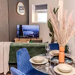 Super Central 2 Bedroom Flat Next To Brighton Shopping Center & Beach
