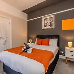 2 Bedroom Morden Flat Next To Brighton Beach & Shopping Center