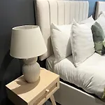 Orange Rentals- Apartment With Balcony, Sleeps 8