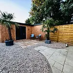 The Hideout - Private Luxury Cabin Near The Sea With Garden Area, Sea Views And Parking