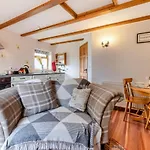 Otter Cottage At West Ashridge