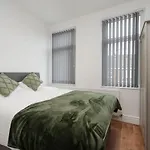 Supersized 5 Bedroom Ensuite Free Parking By Hinkley Homes