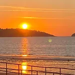 Barbie House A Beautiful 2 Bedroom Ground Floor Apartment , Private Large Garden & Decking Area & Private Car Space ,Next Door ,Unlimited Free Ballet & Make Up Lessons In Our Magnificent Studios While You Stay , Opposite Paignton Beach