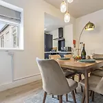 Navy House - Central Location - Free Parking, Fastwifi, Smarttv With Netflix By Yoko Property