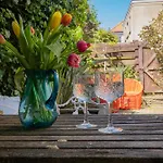 Elegant Central 2 Bed Apartment With Garden