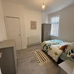 Luxe Spacious 5-Bed House In Liverpool