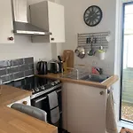 The Beehive - Self Contained Studio By The Sea