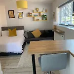 The Beehive - Self Contained Studio By The Sea