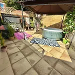 Blue Buddha - Lemur Lodge - Two Bedroom Apartment With Garden And Hot Tub - Free Parking - Close To The Beach
