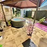 Blue Buddha - Lemur Lodge - Two Bedroom Apartment With Garden And Hot Tub - Free Parking - Close To The Beach