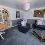 Hummingbird - Spacious One-Bed Apartment