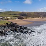 6 Putsborough - Luxury Apartment At Byron Woolacombe, Only 4 Minute Walk To Woolacombe Beach!