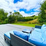 Luxurious 4 Bedroom New England Style Villa - Trewhiddle V9