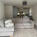 2 Bedroom Spacious Apartment Sleeps 5