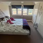 Sea-View Apartment, 2-4 Guests, 10 Mins To Beach And The Oval