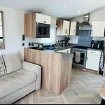 3 Bedroom Lyons Robin Rood 17Ec
