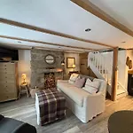 The Old Gallery - Charming Coastal Escape For Two