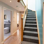 Seaside 3Bd Retreat With Balcony & Stunning Views