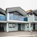 Seaside 3Bd Retreat With Balcony & Stunning Views