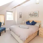 6D Clifton Drive