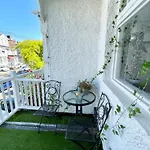 Beautiful Seaside Apartment With A Balcony