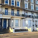 Luxury, Spacious 3 Bedroom, Beachfront Apt With Parking & Courtyard - Shoreside