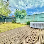 Three Bed Detached Home - Large Garden - Hot Tub - Free Parking - Close To Beach!