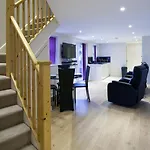 Qf Living Apartments