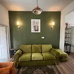 Number 9 Market Street - Town Centre 4 Bedroom House With Garden