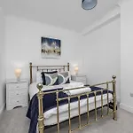2 Bedroom Flat - With King Sized Beds, Netflix And Sky - Perfect For Contractors, Vacation Guests Or Those Relocating