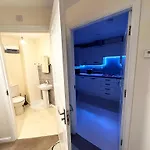 Cozy Four Bedroom New Build House With Parking In Liverpool City Centre