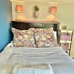 Three Bed Detached Home - Large Garden - Hot Tub - Free Parking - Close To Beach!